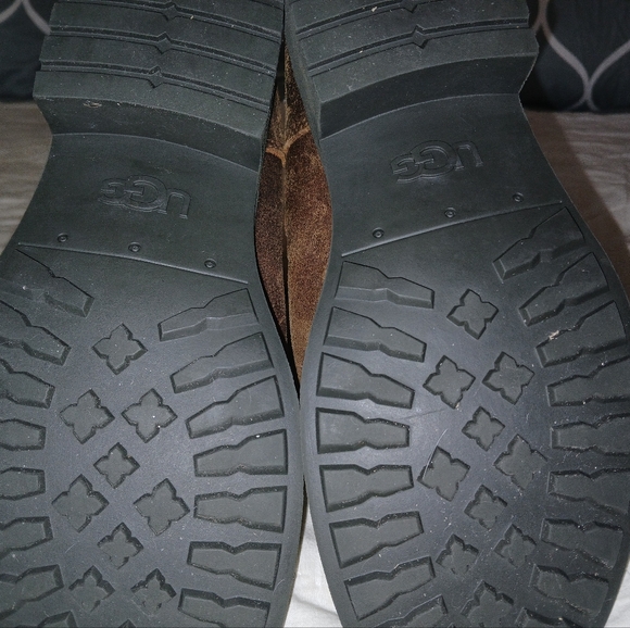 UGGs Distressed Adirondack Boots - Picture 3 of 3